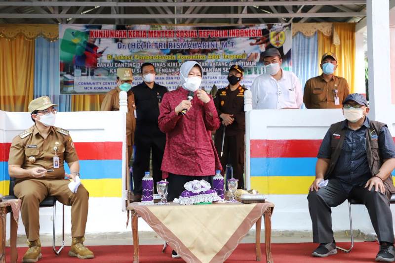Indonesian Minister of Social Affairs Tri Rismaharini (center)